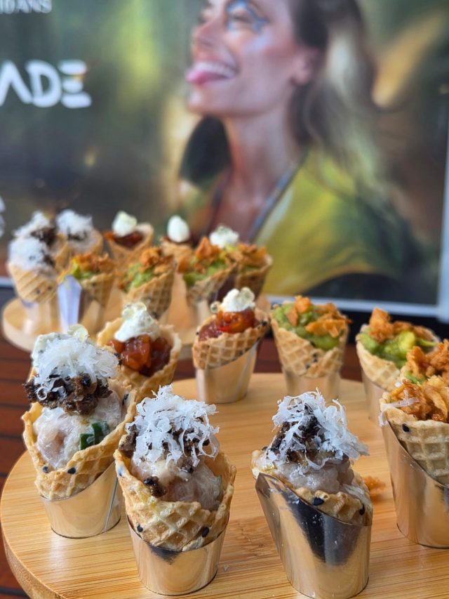 😋 la nouveauté de SOSUSHI à La Marina pour cet été 2026 : la déclinaison de Tartares Wafles en bouchées 
- thon truffes et parmesan
- saumon fromage frais et caviar de Yuzu
- guacamole épicé et oignons frits
10 petits cônes frais et gourmands à partager 🤗
• Cuisine ouverte du jeudi au samedi de 18h à 21h 
• Rés. au 079 240 71 71 
@sosushi_official