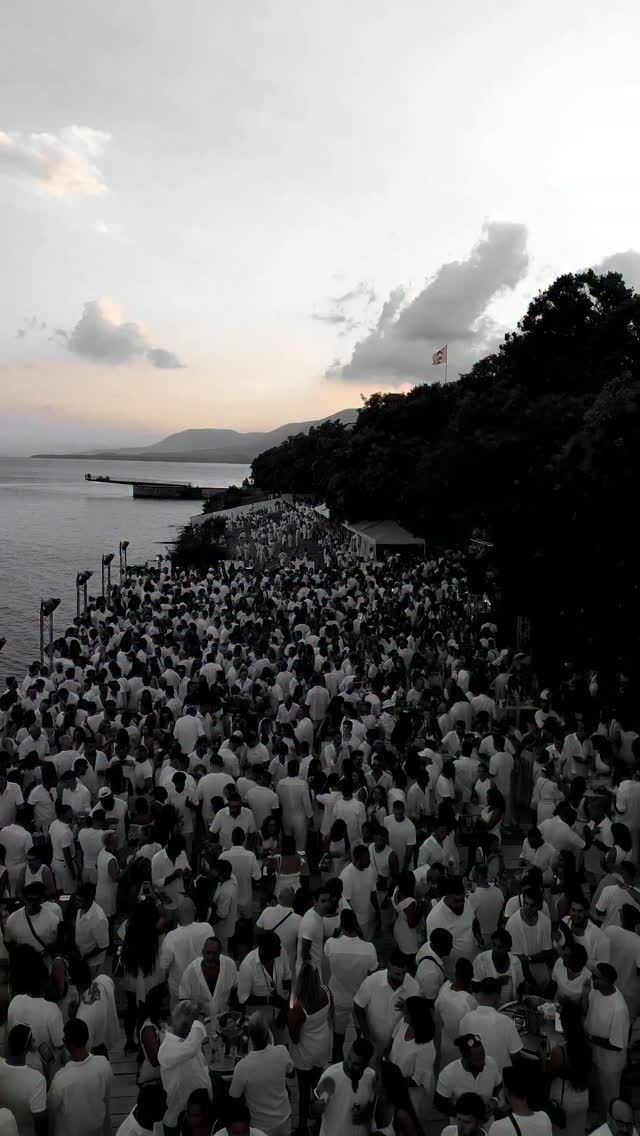 Samedi 15 Août, pour les 20 ans de sa Soirée Blanche, LA MARINA voit les choses en grand :

En plus de son site actuel, son Booth DJ, et ses 3 bars,

Elle vous prévoit une terrasse de 1400m2 sur le lac,

Animée par 2 scènes DJs supplémentaires, pour 2 autres ambiances,

Servie par 4 bars de 12m et pas moins de 7 Food Trucks ! 

La billetterie est sur notre site internet www.lamarina.ch

[le lien est dans notre bio]

À très vite !

credit video : @prodby_2fiq