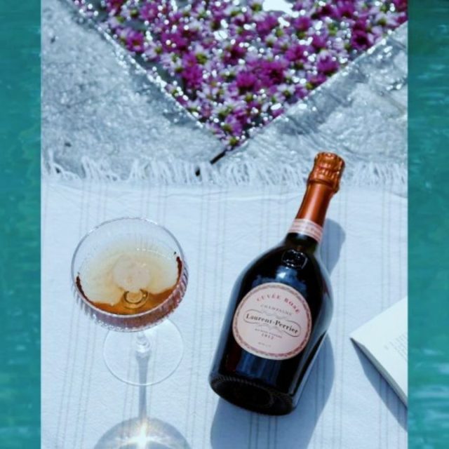 🌺🌸🌹VENDREDI 10 JUILLET 🍒🍓🍉
Le @champagnelaurentperrier sera mis à l'honneur grâce à la fraîcheur gourmande de la Cuvée Rosé !
🍾 À cette occasion nous accueillons la Djette et ambassadrice Laurent Perrier ✨️ Jeanne @blancdebrune, qui fera la première partie de la pas moins lumineuse MAORA @maoramusic aka le soleil de minuit ☀️ !
Vous aurez la chance de pouvoir découvrir et déguster notre Champagne Rosé proposé exceptionnellement à la Coupe 🥂
Une soirée aux bulles roses, Douce, Fraîche et Pétillante, animée par un booth exclusivement féminin ! 💖 Pensez à réserver 079 240 71 71