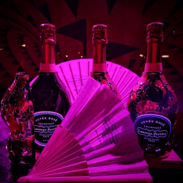 🪩 CE SOIR 🎧 Vendredi 11 Juillet ✨️
🥂🍾 Champagnes LP Cuvée Rosé 🍒🍓
🎚 19h•21h Djette JEANNE @blancdebrune @itsjeanne.music
🎛 21h•00h Djette MAORA @maoramusic
📲 Réservations 079 240 71 71